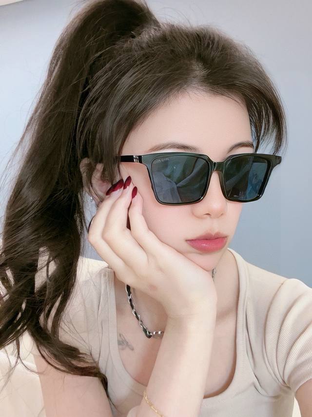 Miumiu 2025 Spring New Style Shining New Style Shining on Stage Sunglasses Trend