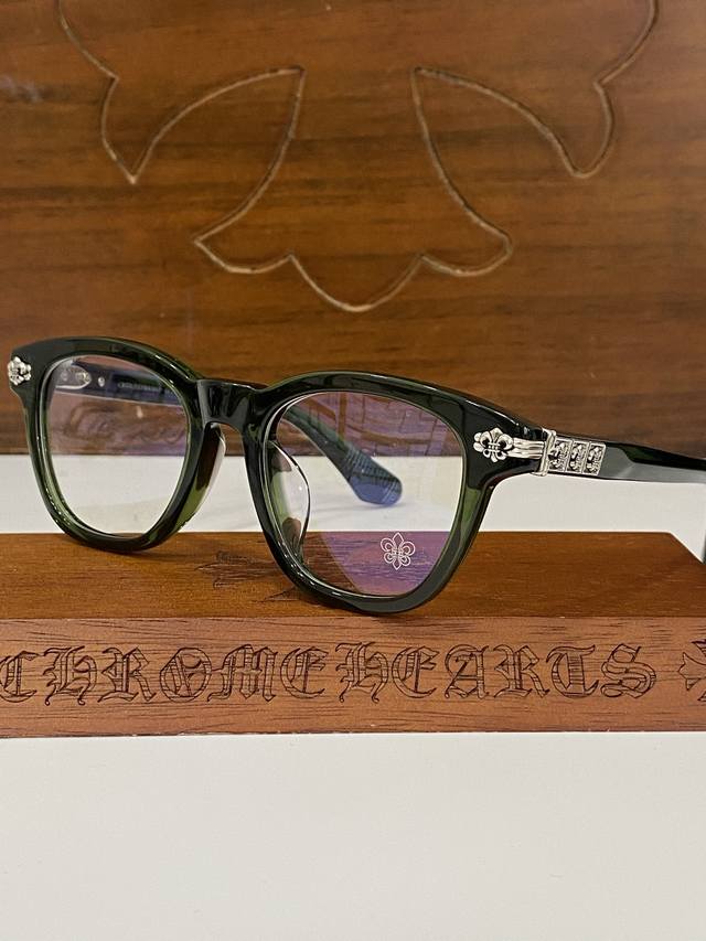 The latest frame is unisex. Classic large square frame, super versatile and suit