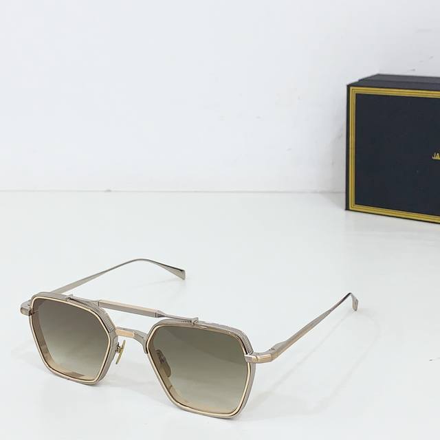 Jacques Marie Mage Model: Commodore Size: 53 ports 20-146