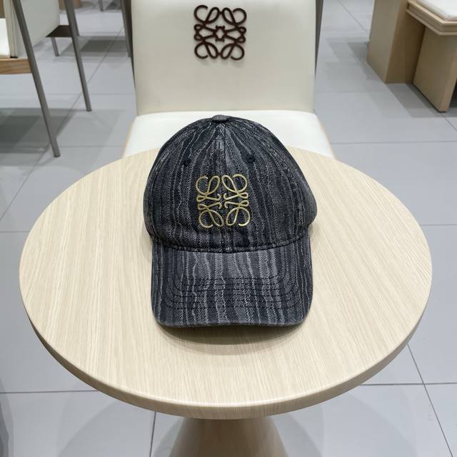 Loewe~New baseball cap, simple embroidered classic logo, super texture, exquisit