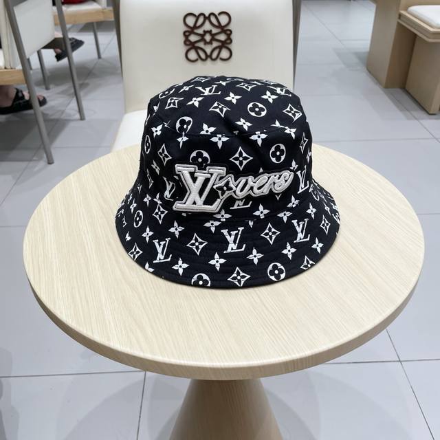 Lv Tyer joint-branded double-sided bucket hat, the hat can be worn on both sides