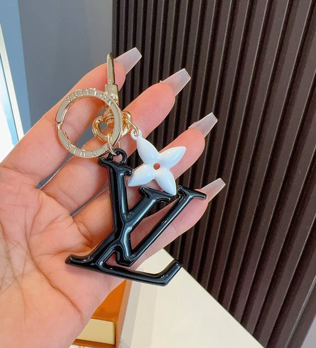 Lv Keychain Enamel Craft Lv Alphabet Pendant Pop Flower Bag and keychain charm i