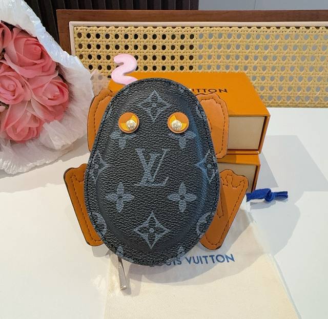Lv Louis Vuitton frog earphone bag bag pendant can hold lipstick Bluetooth heads