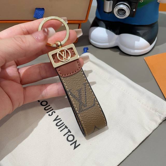 Hot item recommendation: Daphne series monogram keychain car keychain Dauphine D