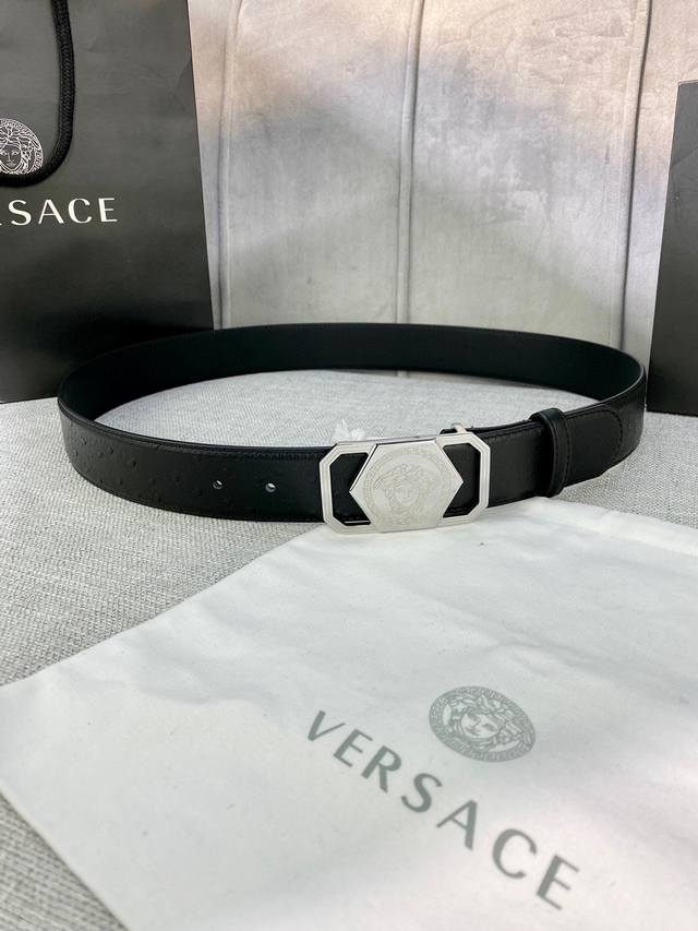 Extra Width 4.0Cm Versace This belt features the iconic Versace Medusa head buck