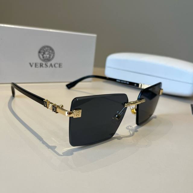 Versace 's new stylish sunglasses, this one is super gentle and has a summer fee
