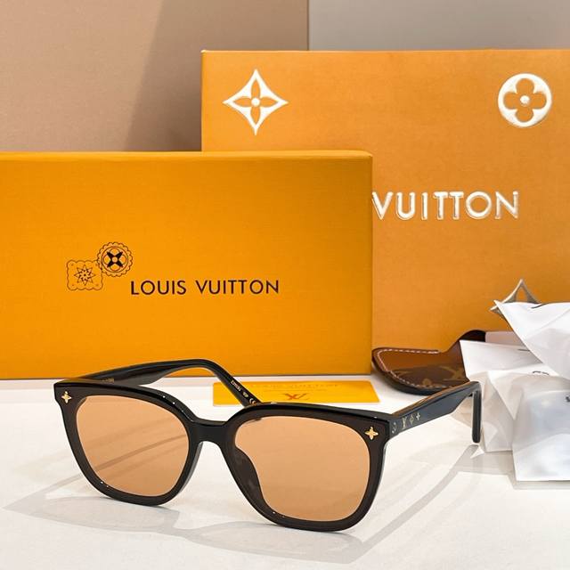 Louis Vuitto*Model