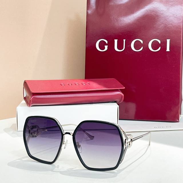 Gucc*Model