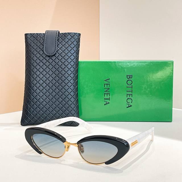 Bottega Venet*Model