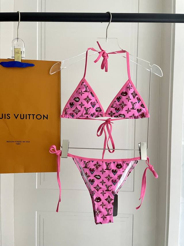 Lv bikini is simple and elegant, suitable for a variety of scenes.