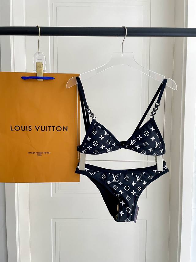Lv bikini swimsuit is suitable for a variety of scenes. It can be worn as an inn