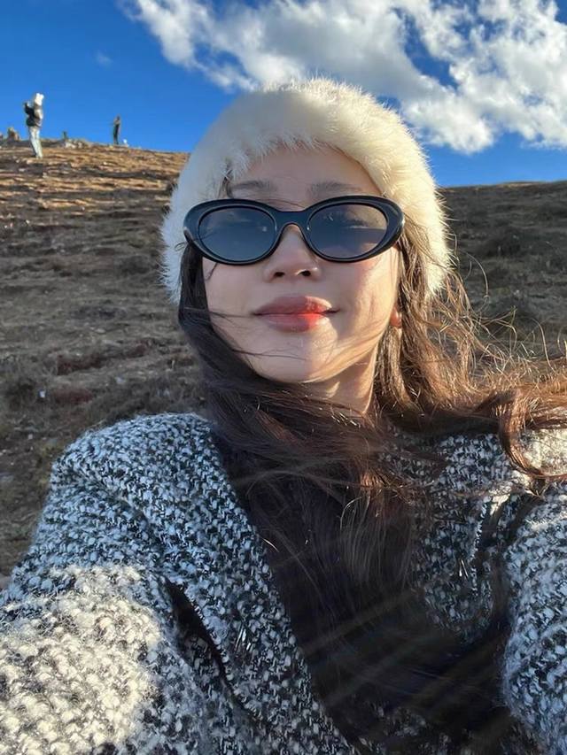 Fend* new sunglasses for women with F letter oval small frame, high-end feeling,