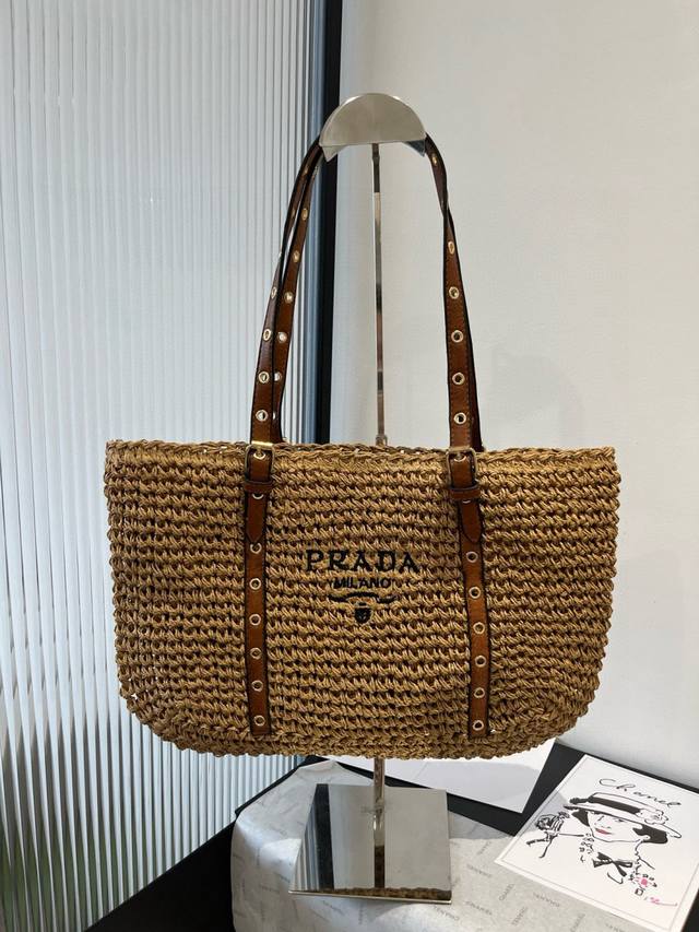 Prada straw bag, new style straw bag from the counter, a must-have for summer tr
