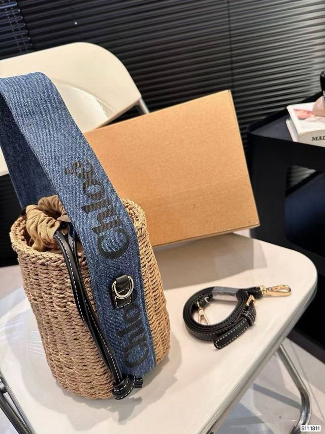 Chloe woven bucket bag, a simple bag, very elegant. It is also easy to match wit