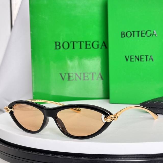 Bottega Venet*Model: Bv1390S Size: 56 ports 15-145