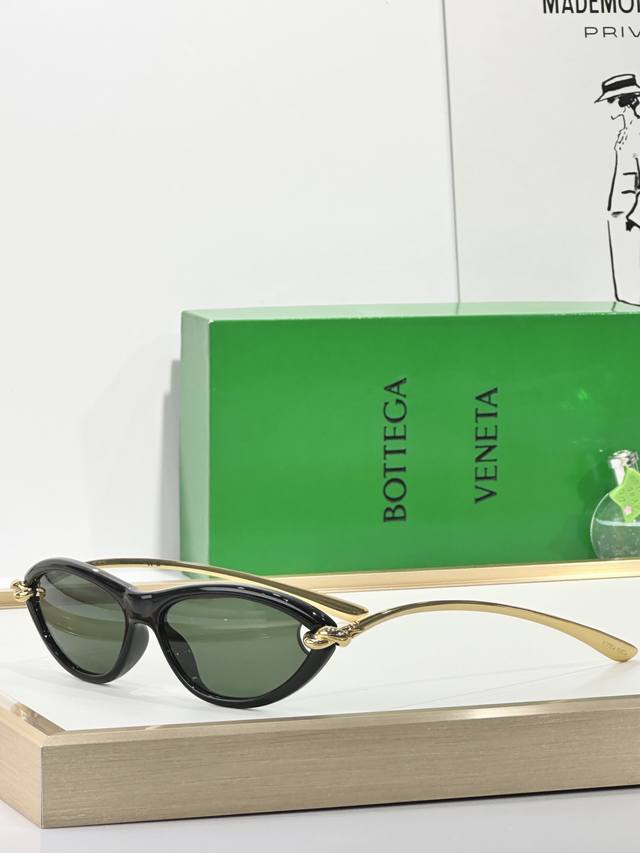 Bottega Venet* Model: Bv1390S Size: 56 ports 14-145