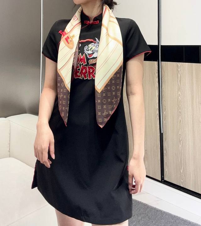 Louis Vuitton 90 Square Scarf Made of the finest 18 momme silk, it is soft and s