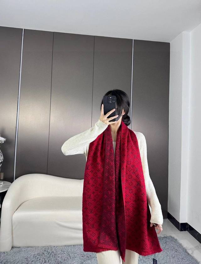 New arrival! I like this Lv men's scarf very much. It is very classical in men's