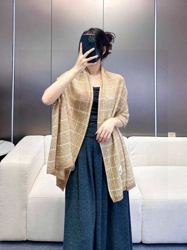 VIP limited edition, top-grade, world-class, beautiful Chanel double C shawl, to