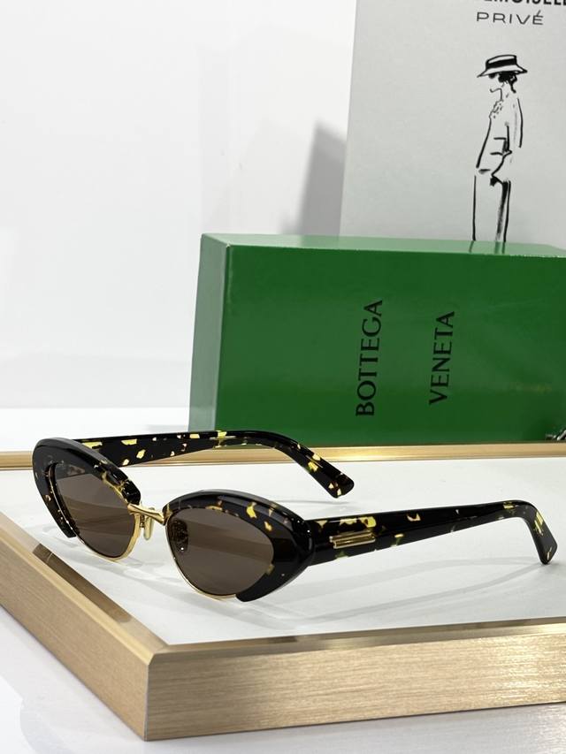 Bottega Veneta Model: Bv1387S Size: 54 ports 17- 140Q