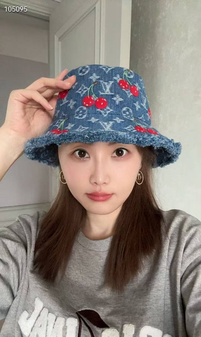 Lv A very popular bucket hat from Louis Vuitton Simple and elegant high-end item