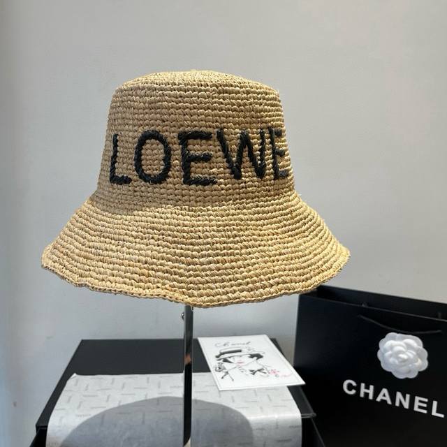 Loewe high-end embroidered Logo, the workmanship is very difficult, pure hand-cr