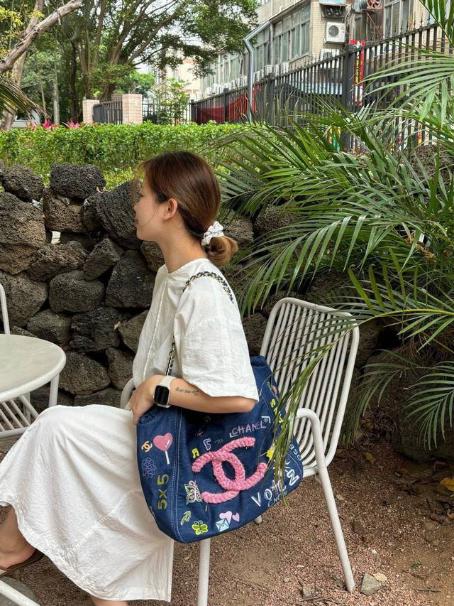 Chanel denim tote bag, size 34*53