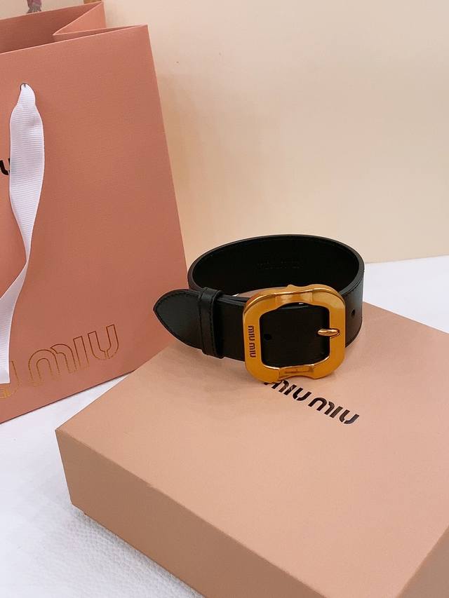 Miu Miu Armband This leather belt is ideal for enhancing your chic look. Eye-cat