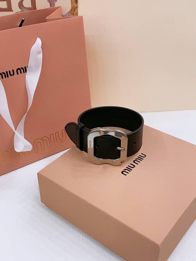 Special - Miu Miu Miumiu Armband This leather belt is ideal for enhancing your c