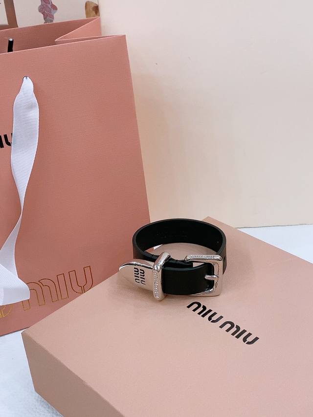 Special-Miumiu bracelet This leather belt is ideal for enhancing your chic look.