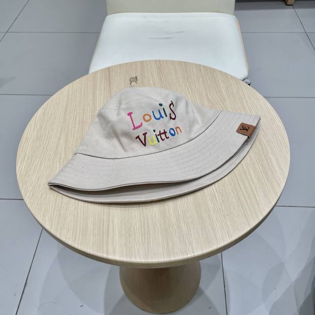 New arrival! Louis Vuitton's new Lv bucket hat, made with great craftsmanship, h