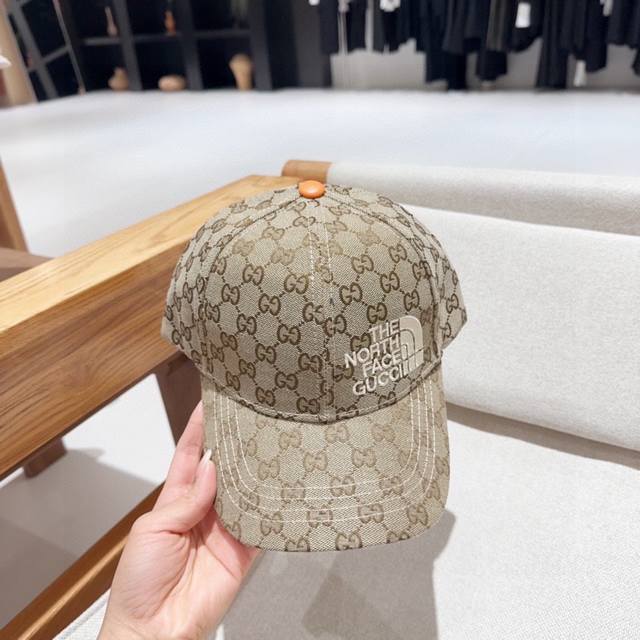 Gucci simple baseball cap, very trendy! Casual sports style, classic design, sup