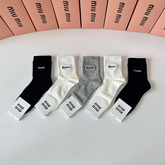 Special counter packaging Miumiu new embroidered medium-long stacked socks! Five