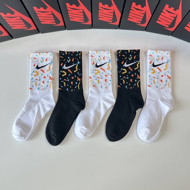 Special counter packaging Nike's new mid-length stacked socks! Five pairs in a b