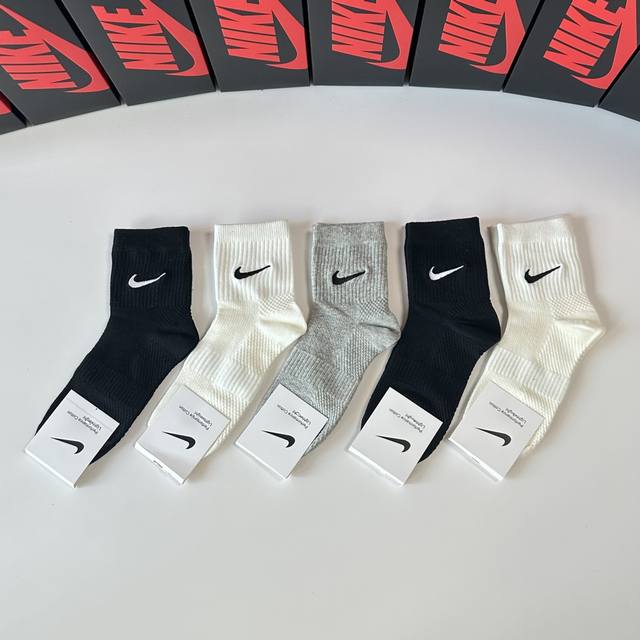 Special counter packaging Nike's new embroidered mid-length stacked socks! Five