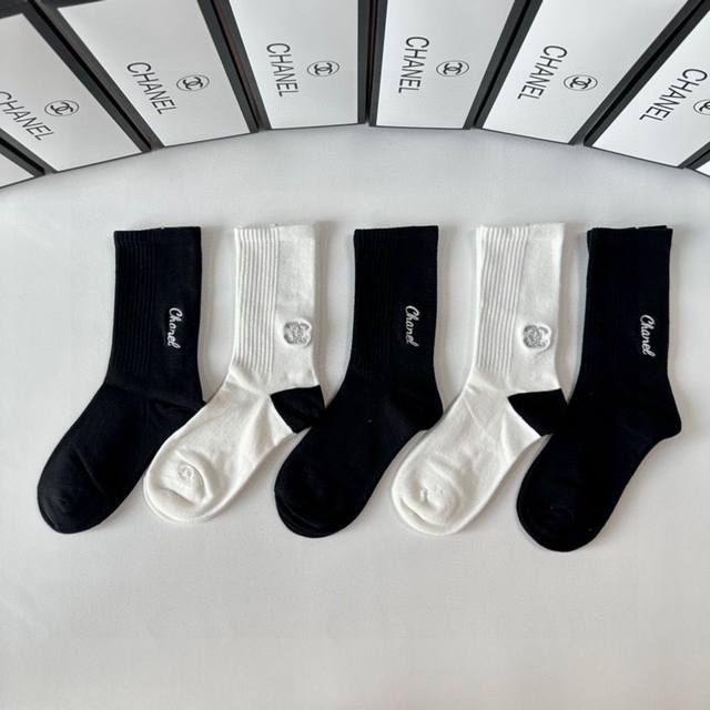 Special counter packaging Chanel's new embroidered medium-length stacked socks!