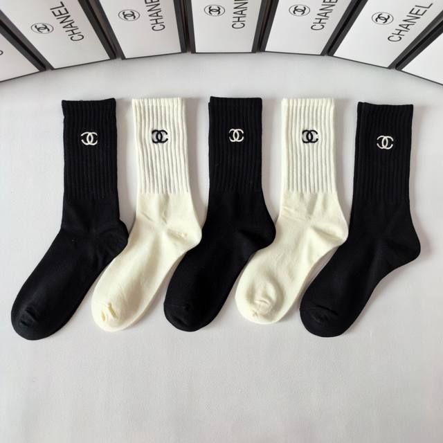 Special counter packaging Chanel's new embroidered medium-length stacked socks!