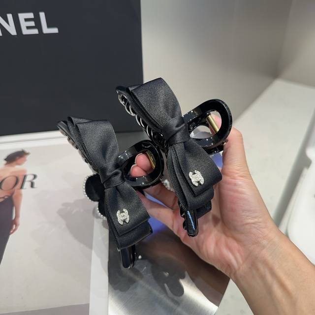 with packaging box Chanel Chanel's latest small camellia AB side clip, super bea
