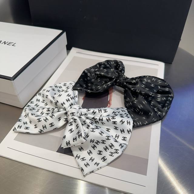 with packaging box Chanel's latest spring clip, super beautiful! Very ladylike,