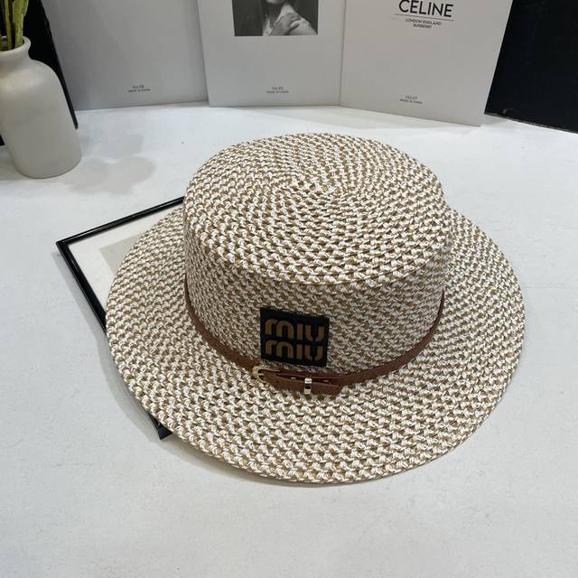 Special price with dust bag Miumiu 2025 new hollow hat flat top straw hat, a mus