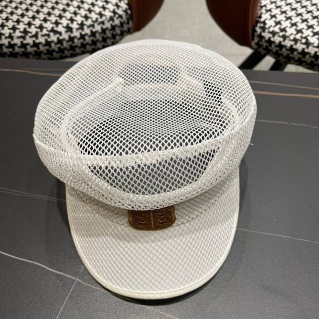 Balenciaga's new spring and summer sun-proof breathable cap is simple and fashio