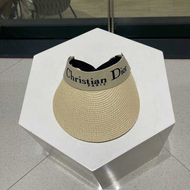 Dior's new spring and summer hollow hat Super sweet and cute little hollow hat,