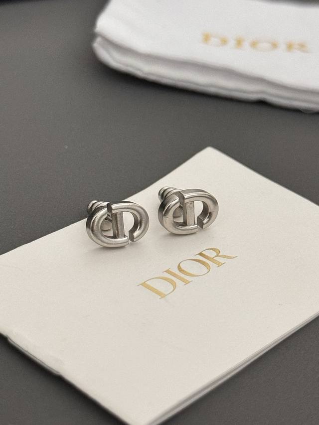 High quality details as shown! Available in gold and silver. This season's must-