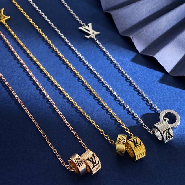 Lv Louis Vuitton four-leaf clover Lv letter small waist double ring pendant neck