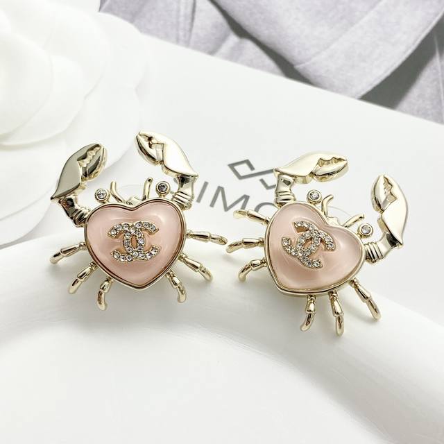 Chanel earrings are hot-selling and are now available. Chan 25C crab double C ea