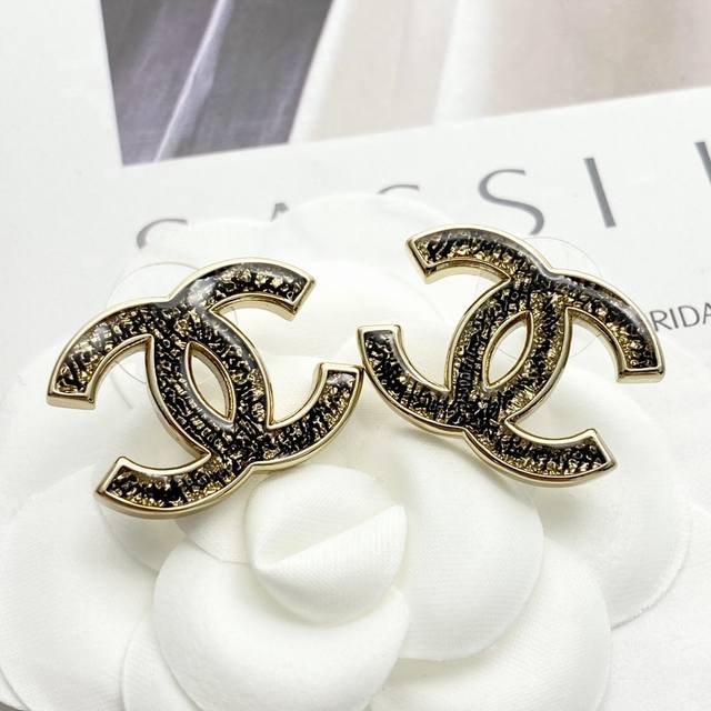Chanel earrings are hot-selling and have a new arrival Chan 25 black and gold la