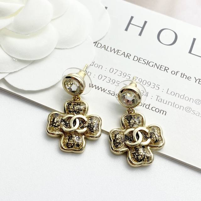 Chanel earrings are hot-selling and have a new arrival Chan 25 diamond pendant b