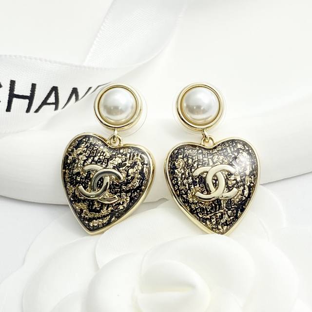 Chanel earrings are hot-selling and have a new arrival Chan 25 black and gold la