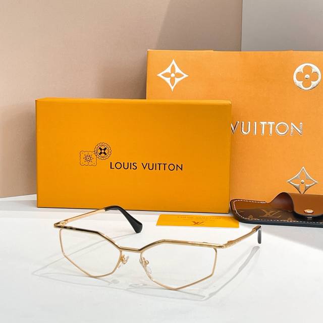 Louis Vuitto*Model