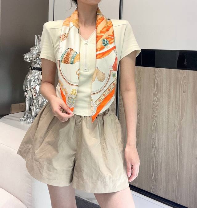"Sweet Saddle" 90cm scarf Hand-rolled silk twill scarf % mulberry silk. This cla